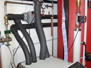 Anschlüsse an der Wärmepumpe